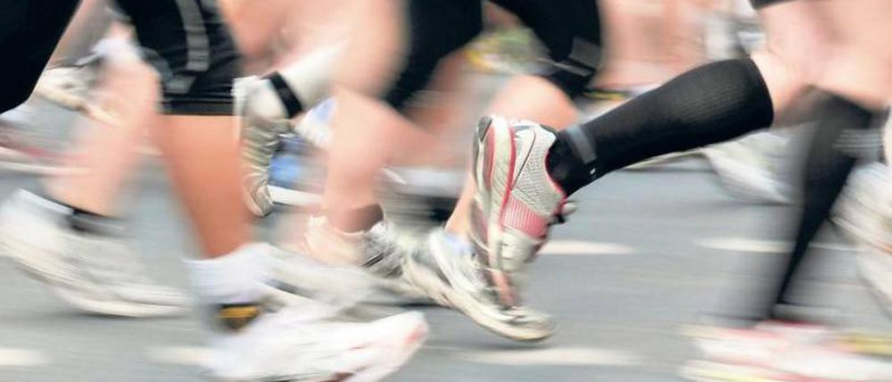 Im Laufschritt. Personaltrainer helfen, den inneren Schweinehund zu überwinden. Sie erstellen einen individuellen Trainings- und Ernährungsplan und holen ihre Kunden morgens aus dem Bett, um gemeinsam zu joggen. So mancher ist auf diese Weise vielleicht auch fit für den heutigen Berlin-Marathon geworden. Foto: dpa