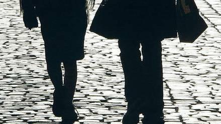 Zwischen Kita und Besprechung. Firmen können auf die beruflichen Potenziale von Wiedereinsteigerinnen nicht verzichten. Und sie fangen an, es zu begreifen. Foto: dapd