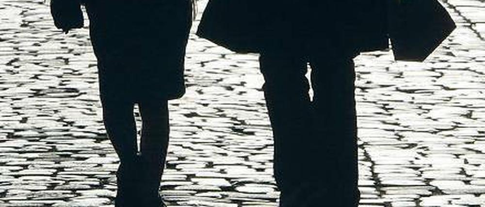 Zwischen Kita und Besprechung. Firmen können auf die beruflichen Potenziale von Wiedereinsteigerinnen nicht verzichten. Und sie fangen an, es zu begreifen. Foto: dapd
