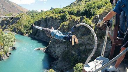 Mit laut hörbarem Vergnügen stürzen sich Bungee-Springer in die Tiefe. Hier von der Kawarau-Brücke und anderswo in Neuseeland.