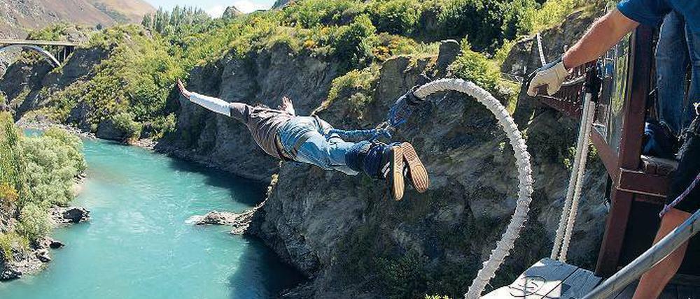Mit laut hörbarem Vergnügen stürzen sich Bungee-Springer in die Tiefe. Hier von der Kawarau-Brücke und anderswo in Neuseeland.