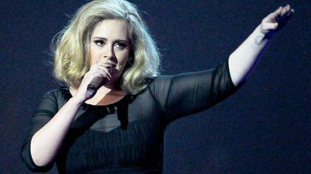 Adele sing James Bond ein Ständchen.