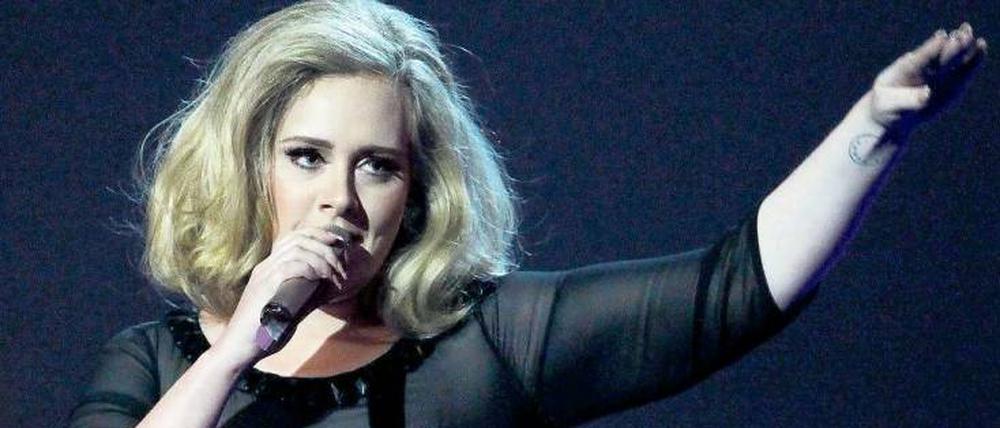 Adele sing James Bond ein Ständchen.