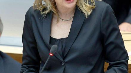 Cornelia Yzer hat an ihrem ersten Tag als Berliner Wirtschaftssenatorin auch gleich ihren ersten öffentlichen Auftritt absolviert. Beim Jubiläum einer Medizintechnikfirma. Das Foto zeigt sie allerdings bei ihrer Vereidigung vor wenigen Tagen. 