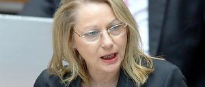 Cornelia Yzer hat an ihrem ersten Tag als Berliner Wirtschaftssenatorin auch gleich ihren ersten öffentlichen Auftritt absolviert. Beim Jubiläum einer Medizintechnikfirma. Das Foto zeigt sie allerdings bei ihrer Vereidigung vor wenigen Tagen. 