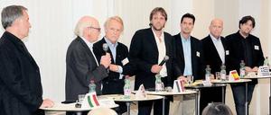 Sechs Mal Euro. Im Tagesspiegel-Haus am Anhalter Bahnhof diskutieren sechs Korrespondenten über die Staatsschuldenkrise. Hans-Hagen Bremer (Paris, 3. v. l.), Gerd Höhler (Athen, 2. v. r.), Paul Kreiner (Rom, l.), Ralph Schulze (Madrid, 3. v. r.), Matthias Thibaut (London, 2. v. l.), Christopher Ziedler (Brüssel, r.). Moderiert hat der Ressortleiter Politik, Lutz Haverkamp (Mitte). 