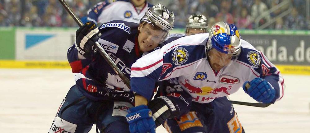 Berlins Matt Foy (l) im Zweikampf mit Münchens Johan Ejdepalm.