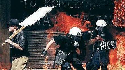 Streiks und Straßenschlachten. Ein Generalstreik legte am Mittwoch Griechenland lahm. In Athen gingen 100 000 Menschen auf die Straße – es kam zu Ausschreitungen. Foto: dpa