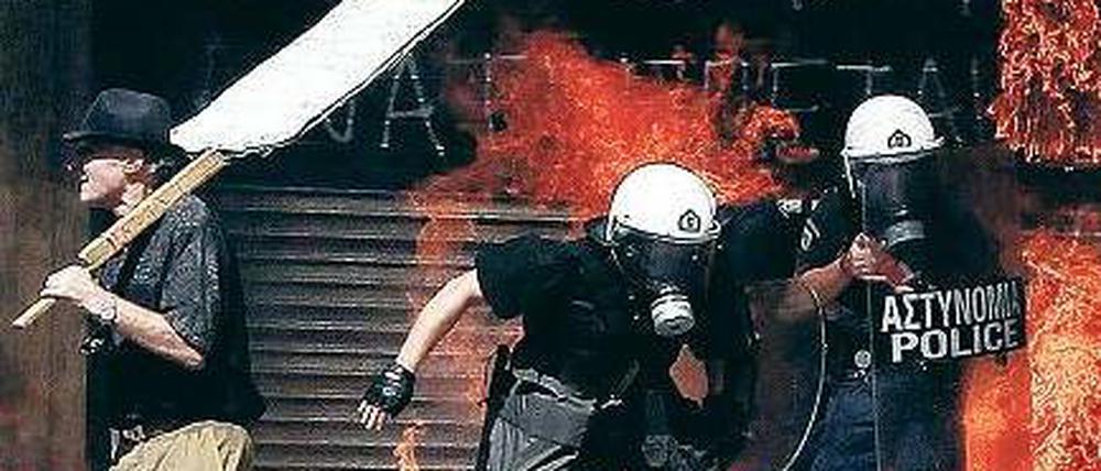 Streiks und Straßenschlachten. Ein Generalstreik legte am Mittwoch Griechenland lahm. In Athen gingen 100 000 Menschen auf die Straße – es kam zu Ausschreitungen. Foto: dpa