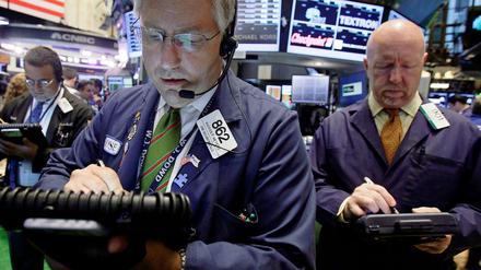 Sollen nach dem Willen von Peer Steinbrück wieder von der Politik dirigiert werden: Trader an der Wallstreet in New York im September.