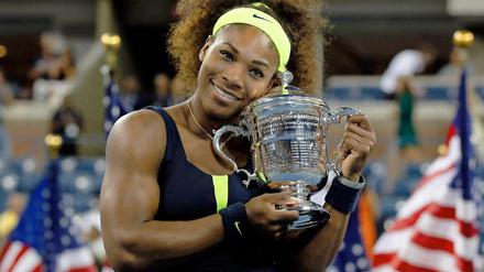 Komm' in meine Arme. Serena Williams herzt die US-Open-Trophäe.