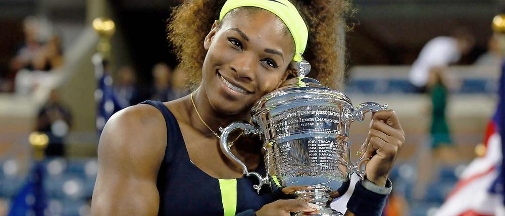 Komm' in meine Arme. Serena Williams herzt die US-Open-Trophäe.