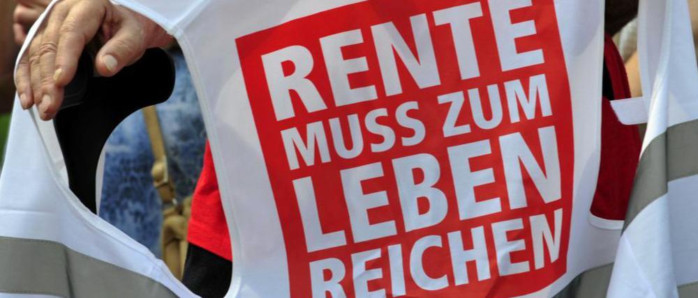 Auch Normalverdiener müssen sich - neuen Berechnungen des Bundesarbeitsministeriums zufolge - Sorgen um ihre Rente machen.