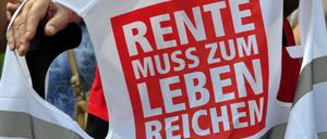 Auch Normalverdiener müssen sich - neuen Berechnungen des Bundesarbeitsministeriums zufolge - Sorgen um ihre Rente machen.