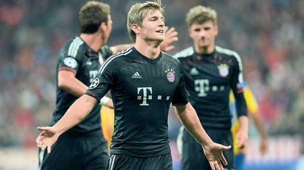 Allein vorweg. Während sich Toni Kroos über sein 2:0 gegen Valencia freut, klatschen sich Thomas Müller und Mario Mandzukic ab. Beide standen überraschend nicht in der Startelf im ersten Champions-League-Spiel. Foto: AFP