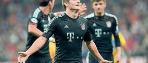 Allein vorweg. Während sich Toni Kroos über sein 2:0 gegen Valencia freut, klatschen sich Thomas Müller und Mario Mandzukic ab. Beide standen überraschend nicht in der Startelf im ersten Champions-League-Spiel. Foto: AFP