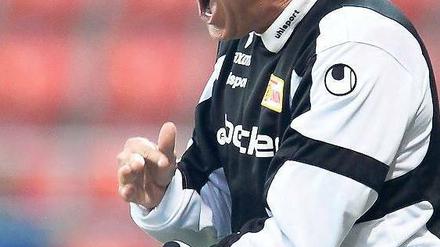 Kämpferisch dagegenhalten. Trainer Uwe Neuhaus möchte vom einstigen Saisonziel derzeit nichts wissen. Foto: dapd