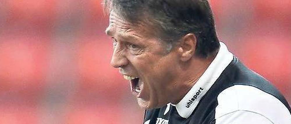 Kämpferisch dagegenhalten. Trainer Uwe Neuhaus möchte vom einstigen Saisonziel derzeit nichts wissen. Foto: dapd