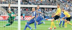 Mit fremder Hilfe. Hertha geht gegen Dynamo Dresden früh in Führung, durch einen abgelenkten Freistoß von Ronny. Foto: Boris Streubel