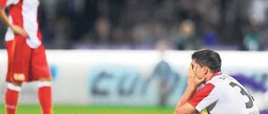 Wieso ich? Fabian Schönheim sitzt nach seinem Eigentor kurz vor Schluss enttäuscht auf dem Rasen. Foto: dpa