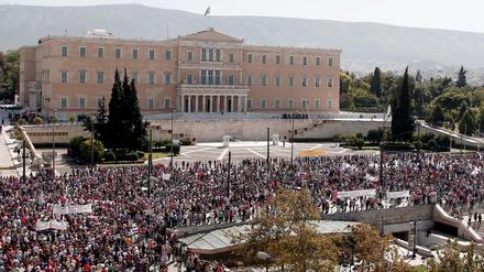 Streikende Menschen vor dem griechischen Parlament. Der Protest gegen die Sparmaßnahmen wird immer massiver.
