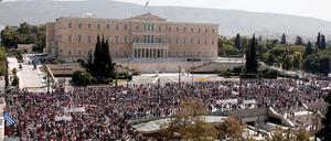 Streikende Menschen vor dem griechischen Parlament. Der Protest gegen die Sparmaßnahmen wird immer massiver.
