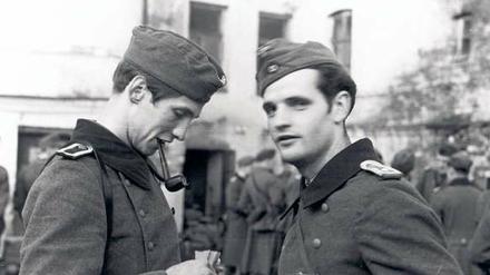 Widerstandshelden. Hans Scholl und sein Freund Alexander Schmorell (links) 1942 an der Ostfront. Foto: AKG