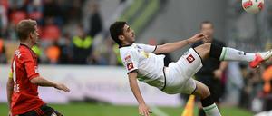 Tolga Cigerci hält den Ball vor den Augen von Natioanlspieler Lars Bender artistisch im Spiel.