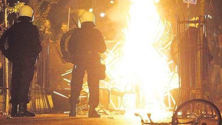 Außer Kontrolle. Randalierer lieferten sich Straßenschlachten mit der Polizei. Foto: dpa