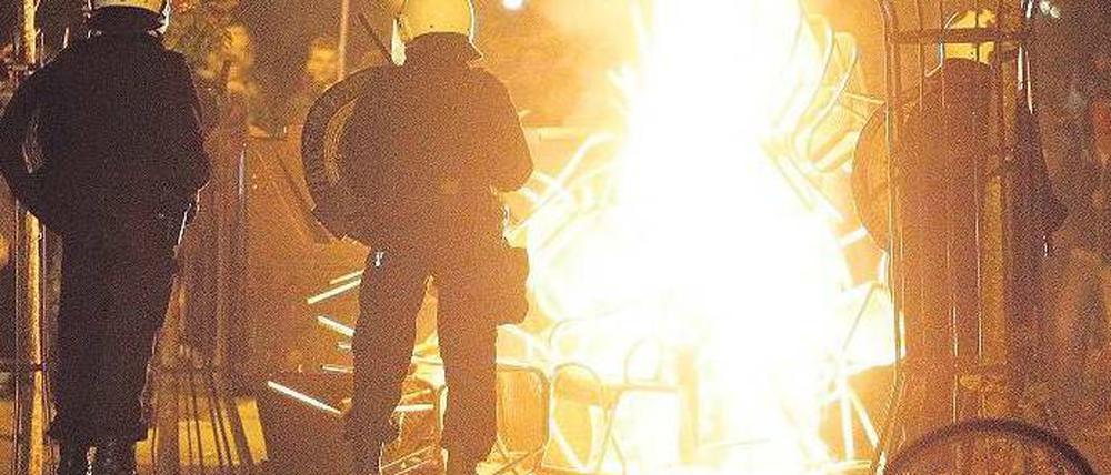 Außer Kontrolle. Randalierer lieferten sich Straßenschlachten mit der Polizei. Foto: dpa