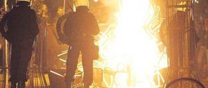 Außer Kontrolle. Randalierer lieferten sich Straßenschlachten mit der Polizei. Foto: dpa