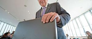 Alles dabei? Hessen Ministerpräsident Volker Bouffier.