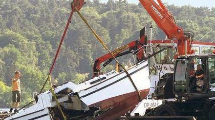 Trümmer im See. Mit schwerem Gerät musste das zerstörte Boot aus dem Schlänitzsee gehoben werden. 