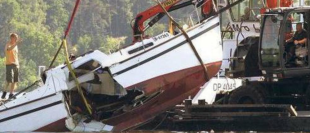 Trümmer im See. Mit schwerem Gerät musste das zerstörte Boot aus dem Schlänitzsee gehoben werden. 