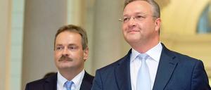 Innensenator Frank Henkel (rechts) steht wegen seiner Informationspolitik in der NSU-Affäre in der Kritik. 