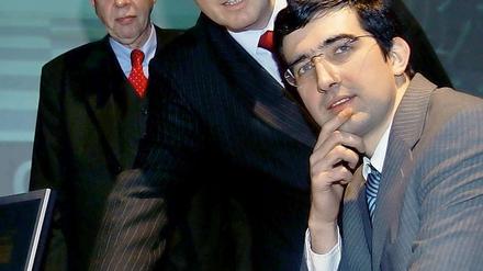 Bundesfinanzminister Peer Steinbrück eröffnet 2006 in der Bundeskunsthalle in Bonn im Beisein von RAG-Chef Werner Müller symbolisch das Duell Wladimir Kramnik gegen den Schach-Computer "Deep Fritz".