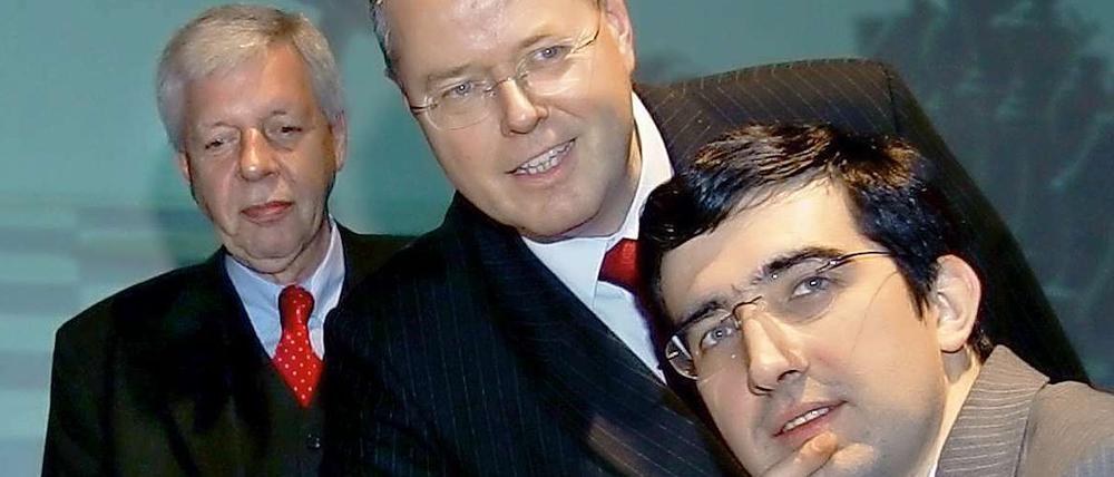 Bundesfinanzminister Peer Steinbrück eröffnet 2006 in der Bundeskunsthalle in Bonn im Beisein von RAG-Chef Werner Müller symbolisch das Duell Wladimir Kramnik gegen den Schach-Computer "Deep Fritz".