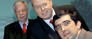 Bundesfinanzminister Peer Steinbrück eröffnet 2006 in der Bundeskunsthalle in Bonn im Beisein von RAG-Chef Werner Müller symbolisch das Duell Wladimir Kramnik gegen den Schach-Computer "Deep Fritz".