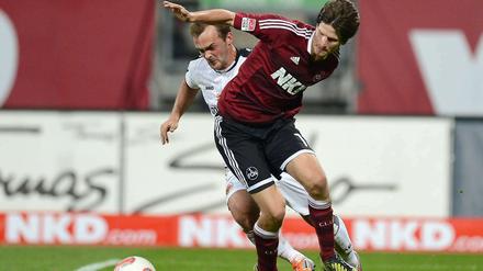 Nürnbergs Timm Klose (rechts) kämpft mit Frankfurts Erwin Hoffer um den Ball.