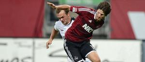 Nürnbergs Timm Klose (rechts) kämpft mit Frankfurts Erwin Hoffer um den Ball.