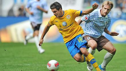 Der Münchner Daniel Bierofka (r.) im Kampf um den Ball mit dem Braunschweiger Mirko Boland (l.).