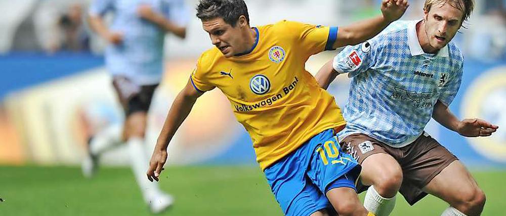 Der Münchner Daniel Bierofka (r.) im Kampf um den Ball mit dem Braunschweiger Mirko Boland (l.).