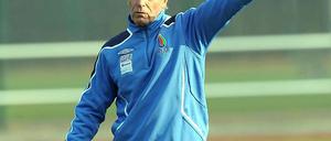 Aserbaidschans Nationaltrainer Berti Vogts sprach in Baku äußerte sich Journalisten gegenüber kritisch zu Nationalspieler Lukas Podolski.