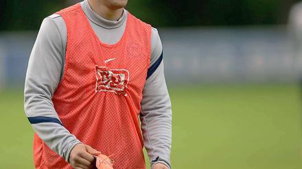 Der 26-Jährige Hertha-Profi Änis Ben-Hatira wird von einer Ex-Freundin des Diebstahls beschuldigt.