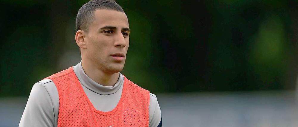 Der 26-Jährige Hertha-Profi Änis Ben-Hatira wird von einer Ex-Freundin des Diebstahls beschuldigt.