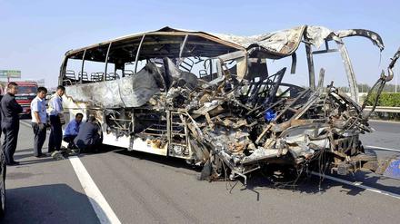 Der Reisebus ist ausgebrannt: Bei einem schweren Unfall sind in China mehrere Deutsche gestorben.