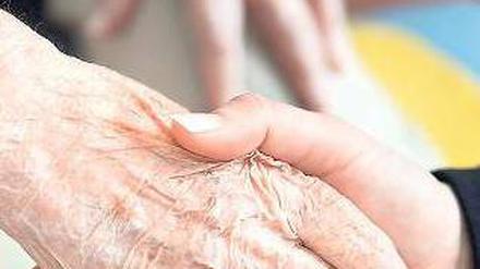 Aufopferung. Manche pflegenden Angehörigen verlieren Freunde und Job. Foto: dpa