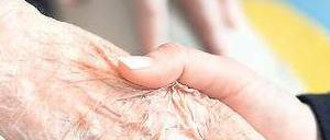 Aufopferung. Manche pflegenden Angehörigen verlieren Freunde und Job. Foto: dpa