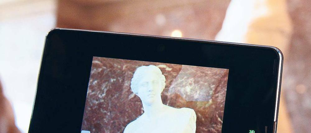 Kunst auf dem Touchscreen. Ein Multimediaguide des Pariser Louvre-Museums. Foto: AFP