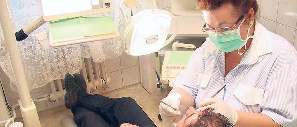 Osteuropa ist beliebt. In Polen und Ungarn warten Zahnärzte auf deutsche Kunden. Probleme kann es aber dann geben, wenn die Behandlung nicht in Ordnung war und man reklamiert.